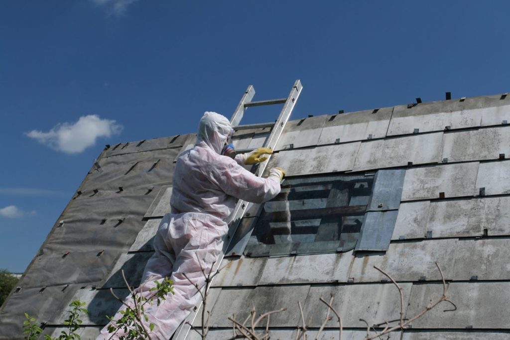 Albañil trabajando enu n techo de una casa