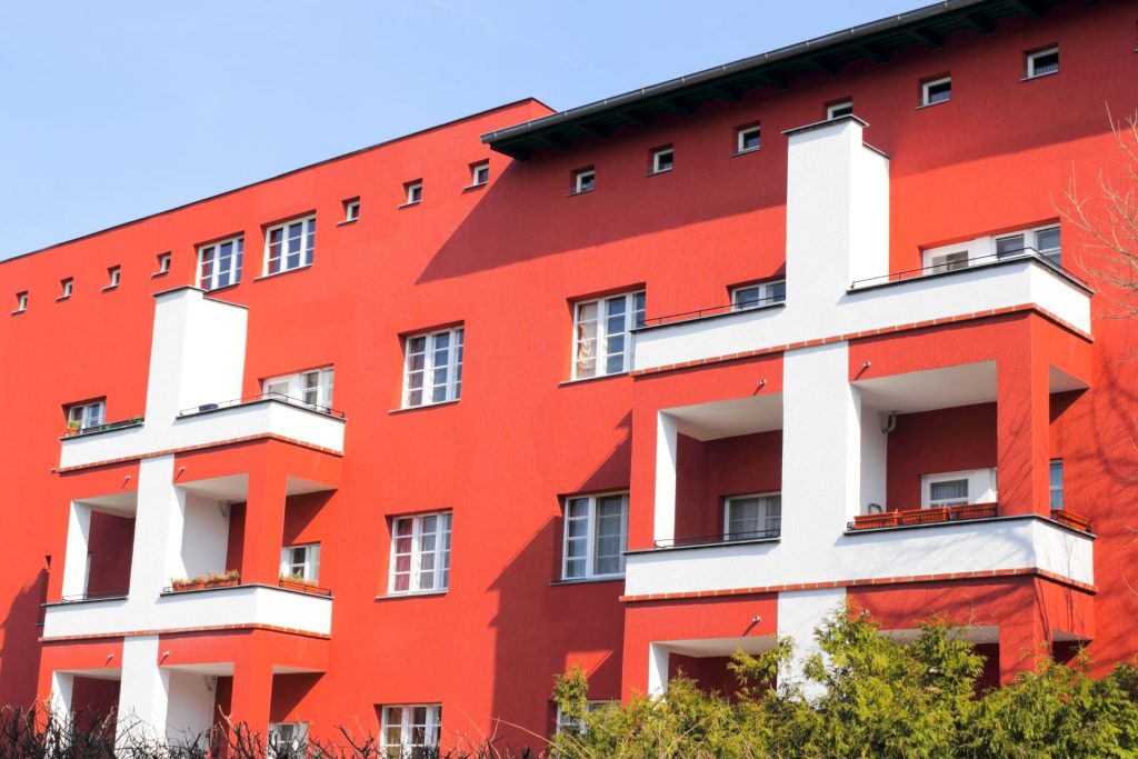 Edificio naranja con rayas blancas